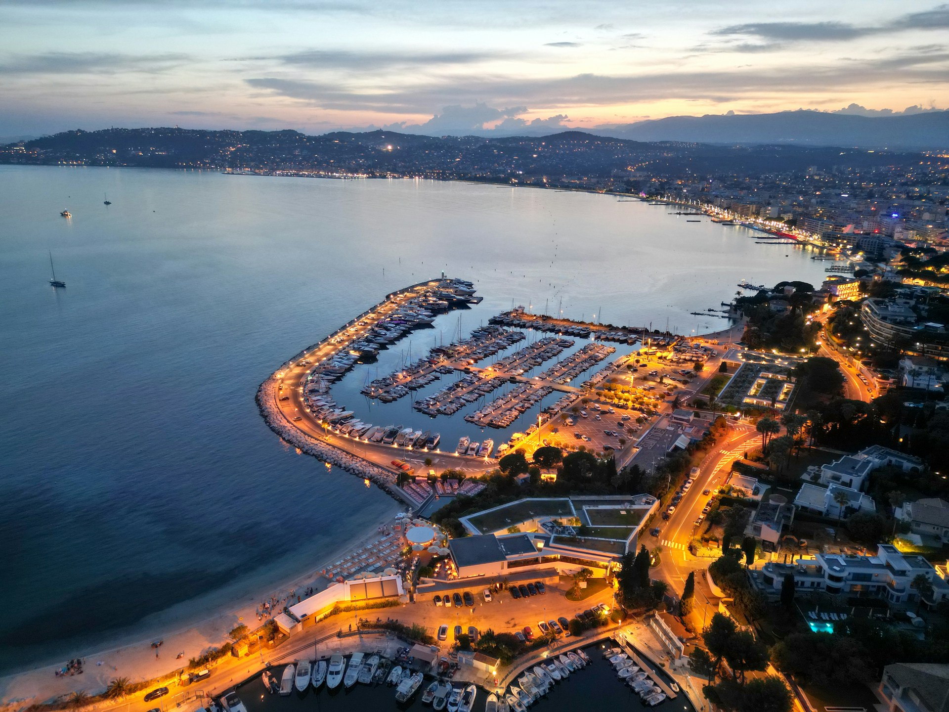 The bay remains active. Yachts arrive, reposition, and depart in a constant flow. The Croisette operates without interruption — beaches, terraces, and movement forming a continuous surface from morning through late evening. At Port Canto, the pattern becomes visible — lines of berths, arrivals, and departures held within a clear structure. There is no peak moment. Only continuity. This is Cannes in its default state — where visibility, access, and movement remain consistent, without the compression of events or the quiet of off-season.